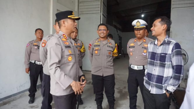 Polres Mojokerto Kota bersama KPU mengecek gudang penyimpanan logistik di Jalan Tropodo pada Senin, 4 November 2024.