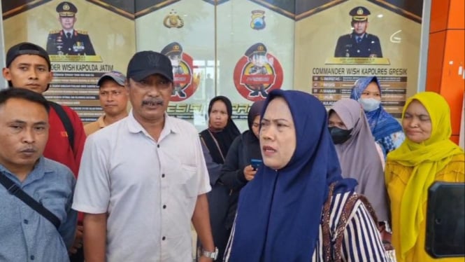 Warga korban dugaan penipuan arisan bodong saat lapor ke Polres Gresik