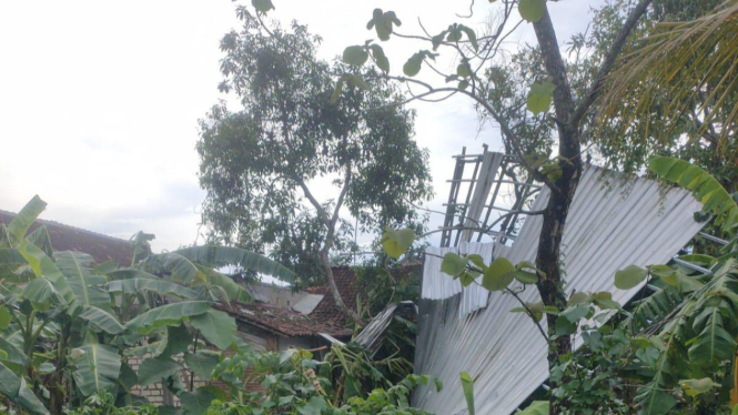 Puluhan rumah warga rusak akibat diterjang angin kencang