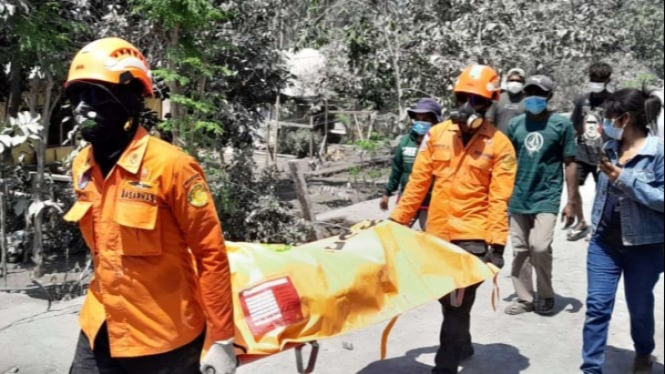 Proses evakuasi korban erupsi Gunung Lewotobi