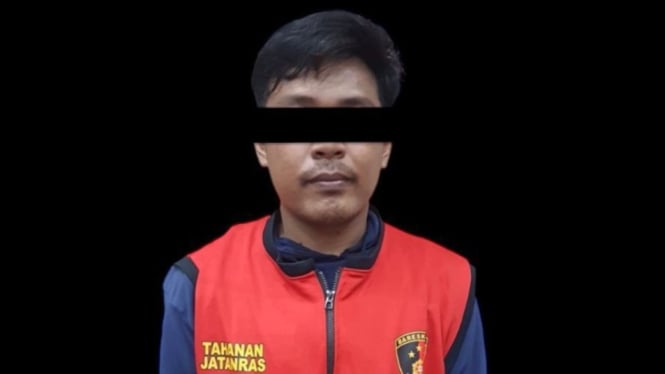 AR mengenakan rompi tahanan Jatanras Polrestabes Surabaya.