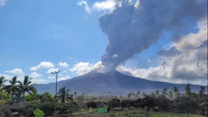 Gunung Lewotobi Laki-laki di Flores Timur, NTT.