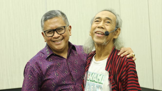 Sekjen PDIP Hasto Kristiyanto bersama Sawung Jabo.