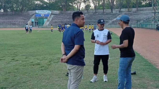 Pelatih Gresik United Djajang Nurdjaman (tengah) bersama manajemen tim.