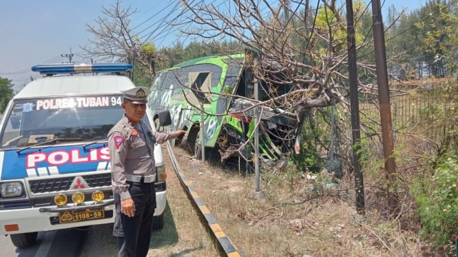 Bus Sinar Mandiri alami kecelakaan tunggal.