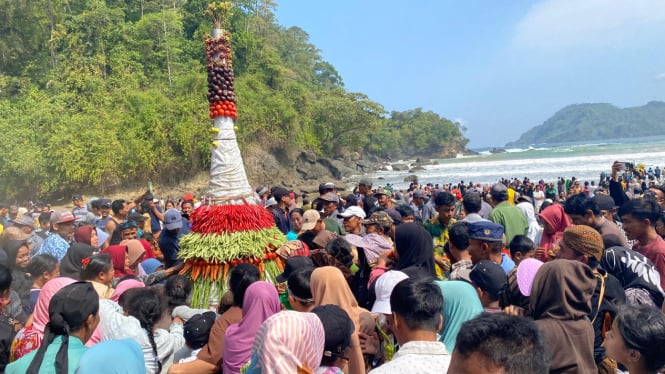 Ribuan wisatawan padati Pantai Lenggoksono