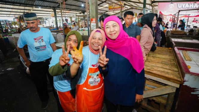 Khofifah Indar Parawansa di Pasar Pahing Surabaya.