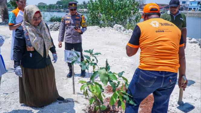 Plt Bupati Gresik Aminatun Habibah di gerakan lubang Biopori