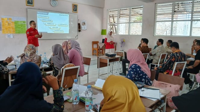 Para tenaga pengajaran sedang mendengarkan materi diseminasi