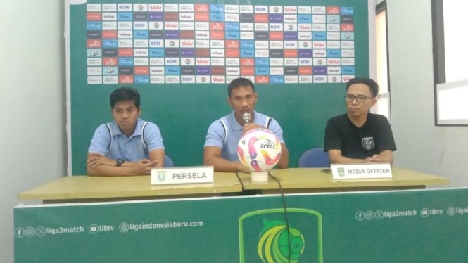 Pelatih Persela Lamongan Zulkifli Syukur saat sesi konferensi pers.