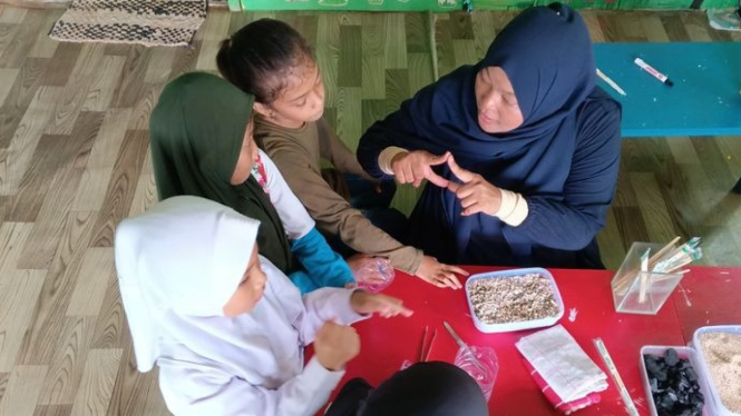 Yuli Yanika pendiri sekaligus kepala sekolah Rumah Ceria Medan (RCM).