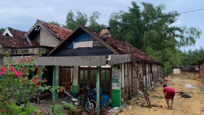 Tampak rumah warga rusak diterjang angin kencang.