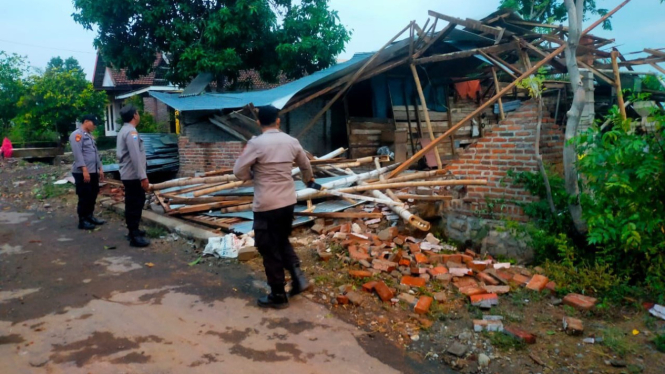 Sejumlah bangunan rumah, kios dan warung rusak serta pohon tumbang akibat diterjang angin.