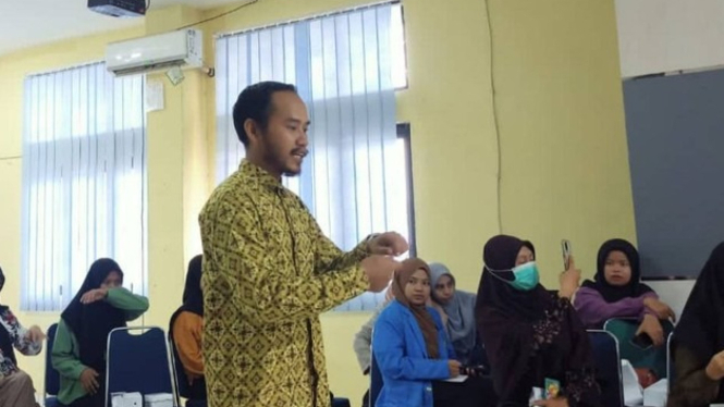 Rahmat Dwi Satrio saat berbagi ilmu tentang jamur tiram di salah satu kampus di Kendari.