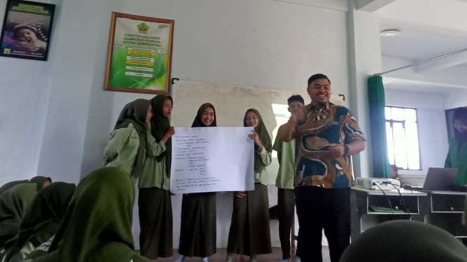 Ahmad Guntur Alfianto saat lakukan Konseling terhadap siswa