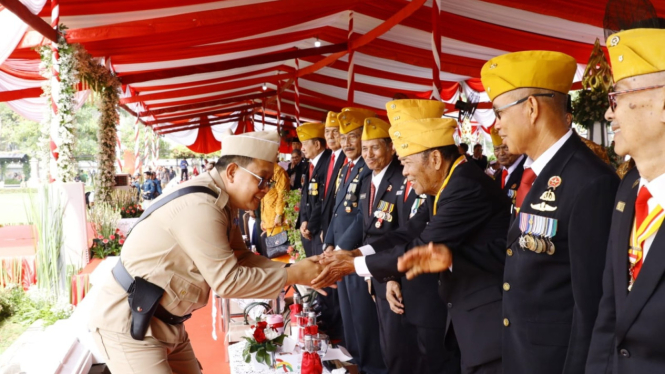 Pj Gubernur Adhy bersama Keluarga Pahlawan