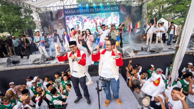 Muhibbin-Aushaf menyapa ribuan pendukungnya dalam kampanye akbar di GOR Bung Karno Nganjuk.