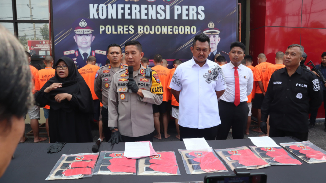 Barang Bukti dan 20 Pelaku Judi Online yang Ditangkap Polres Bojonegoro.