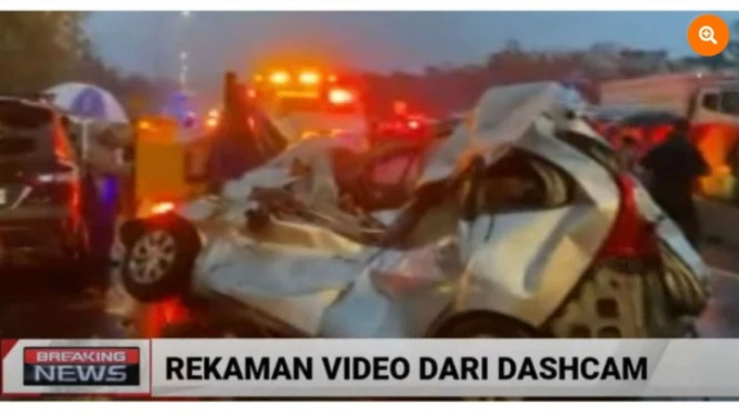 Toyota Avanza kegeprek akibat tabrakan beruntun