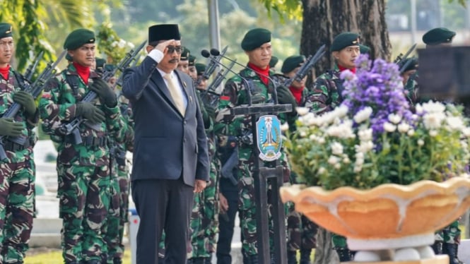 Ketua DPRD Jatim Musyafak Rouf menjadi inspektur apel upacara peringatan Hari Pahlawan di makam pahlawan Mayjend Sungkono Surabaya, Minggu 10 September 2024