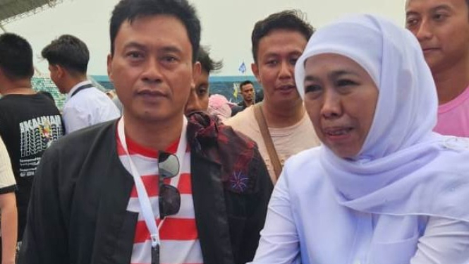 Ketua Relawan Barisan Sakera Madura, Mohammad Masrul bersama Khofifah di acara kampanye akbar di Jember