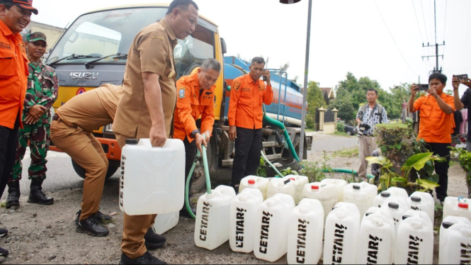 Warga menerima dropping air bersih dari Pemkab Kediri.