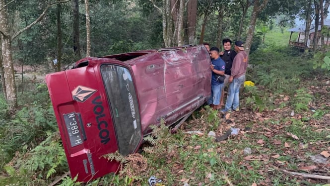 Salah satu mobil yang terjun ke jurang di Mojokerto