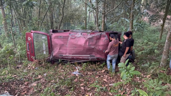 Salah satu mobil yang terjun ke jurang di Mojokerto