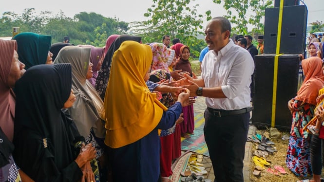 Calon Bupati Ngawi petahana, Ony Anwar Harsono, menyapa masyarakat desa di Kecamatan Bringin.