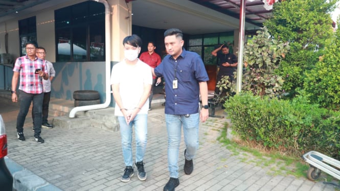 Ivan Sugianto (kaus putih) saat ditangkap di Bandara Juanda.