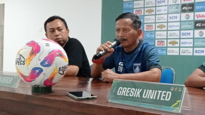 Pelatih Gresik United Djajang Nurdjaman