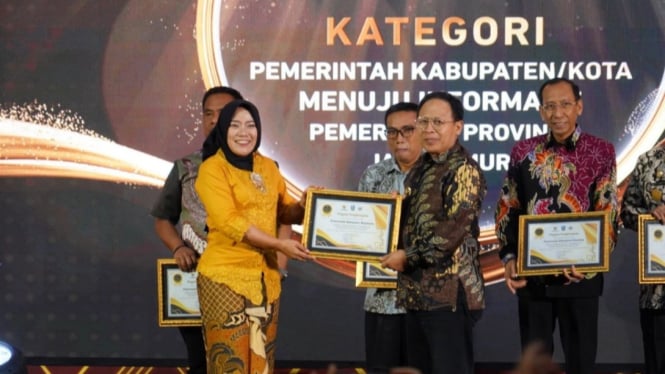 Pjs Bupati Mojokerto Akhmad Jazuli menerima penghargaan dari Badan Publik Informatif dari Komisi Informasi (KI) Provinsi Jawa Timur dalam acara KI Jatim Awards 2024