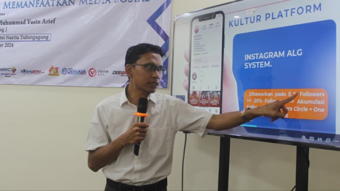 Founder Sabda Perubahan, Muhammad Yasin Arief menyampaikan materi sosmed di Tulungagung