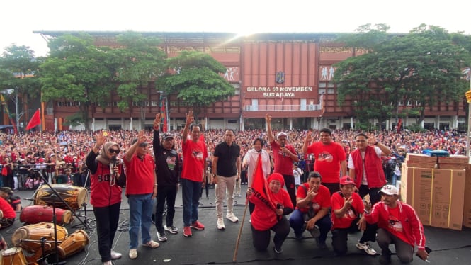 Ribuan warga, simpatisan dan kader PDI Perjuangan Surabaya tumplek blek menghadiri jalan sehat bersama Risma - Gus Hans dan Eri Chayadi- Armuji.