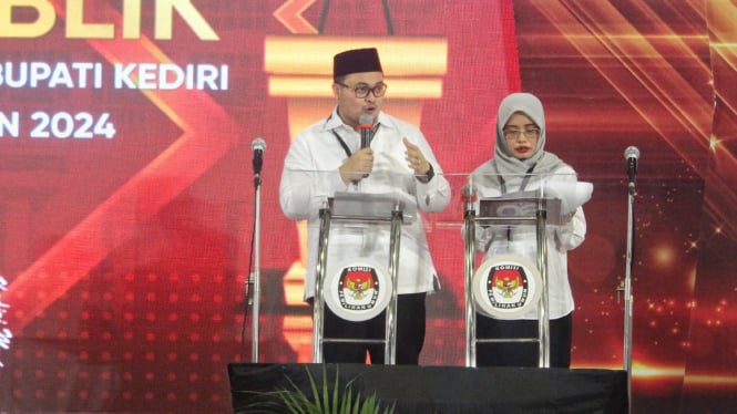 Paslon Dhito dalam debat Pilkada Kediri.