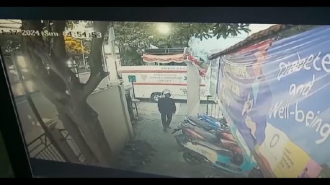 Rekaman CCTV pencurian motor di dekat polsek di Lamongan.