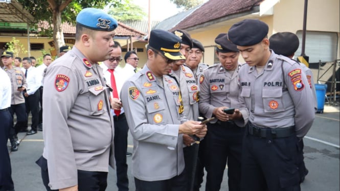 Kapolres Mojokerto Kota Cek Ponsel Personel