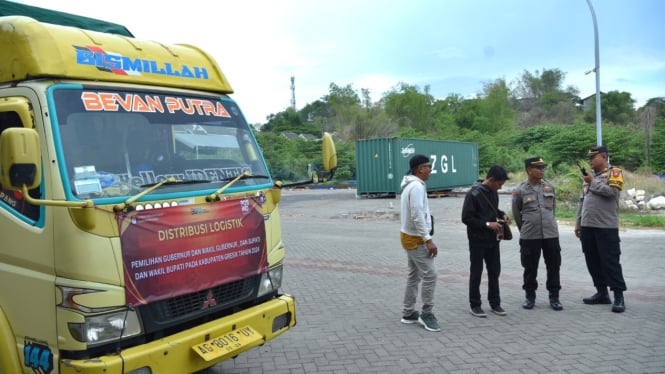 Polres Gresik kawal logistik KPU di Pilkada 2024 ke Bawean