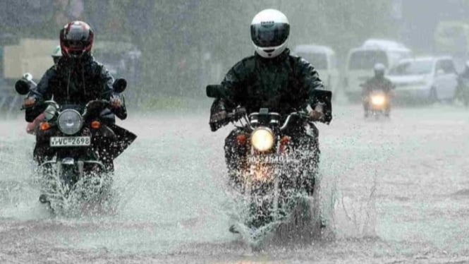 Ilustrasi berkendara motor saat hujan.