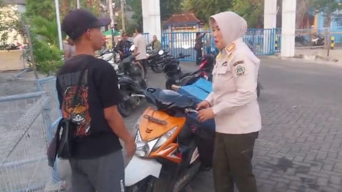 Satpol PP Gresik amankan miras yang dibawa kurir