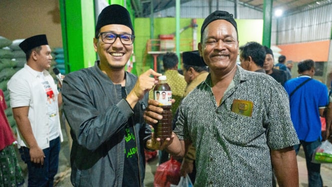 Calon Bupati Muhamamd Muhibbin saat membagikan Pupuk Organik Cair kepada petani.