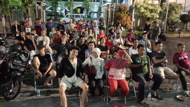 Ratusan warga nobar di halaman DPRD Gresik