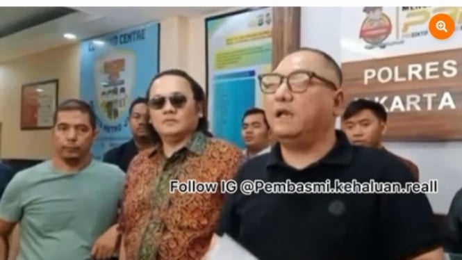 Farhat Abbas bersama kuasa hukumnya