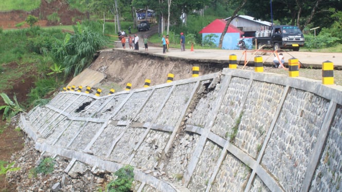 Jalur alternatif Tulungagung-Trenggalek longsor.