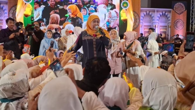 Calon Gubernur Jatim Khofifah bersholawat di Gresik