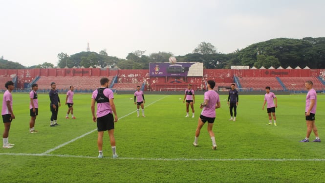 Pemain Persik Kediri menjalani latihan.