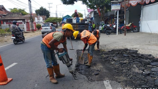 Pengerjaan Jalan Berlubang