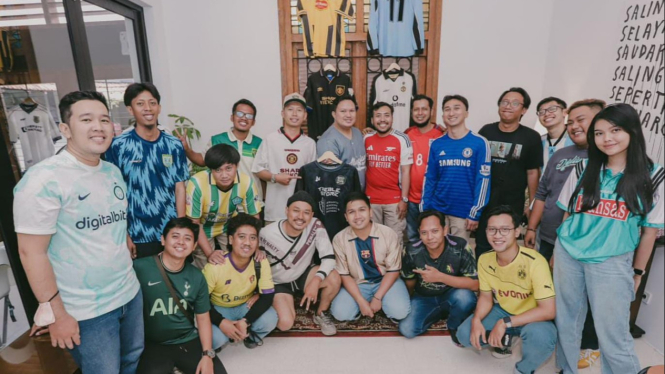 Harry bersama Komunitas Jersey Surabaya.