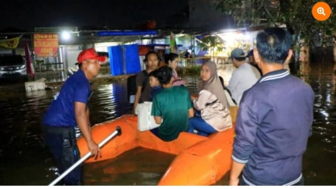 Proses evakuasi terdampak banjir di Tanggerang