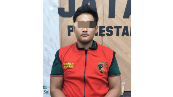 Pelaku saat berada di kantor polisi.